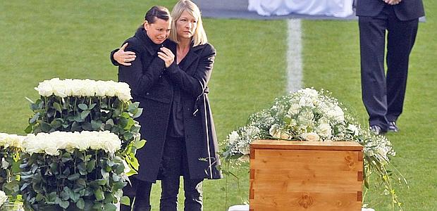 Teresa Enke (a sinistra) durante la cerimonia allo stadio di Hannover. Afp