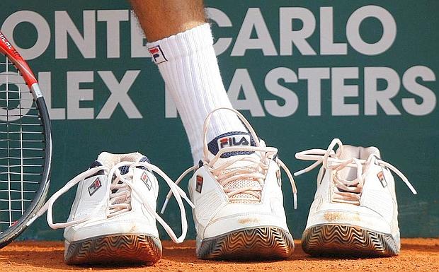 Tre...ppiede? - Un cambio di scarpe per il croato Marin Cilic, nel Masters 1000 di Montecarlo. Reuters