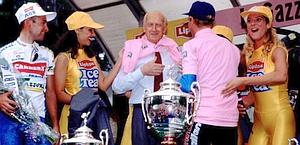 Raimondo Vianello veste la maglia rosa. Sulla sinistra si riconosce un giovane Marco Pantani. Liverani