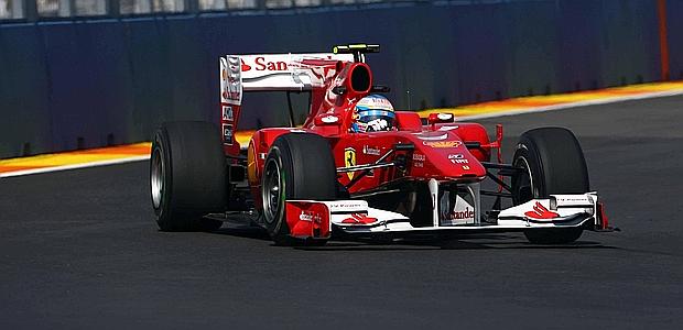 Fernando Alonso, il più veloce della seconda sessione di prove 
libere a Valencia. LaPresse