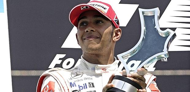 Lewis Hamilton sul podio di Valencia. Epa