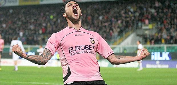 La gioia di Pinilla dopo il gol che ha deciso l'incontro. Epa La gioia di Pinilla dopo il gol che ha deciso l'incontro. Epa