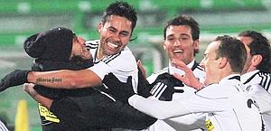 Jimenez (Cesena) festeggia con i compagni il gol dell'1-0. Ansa