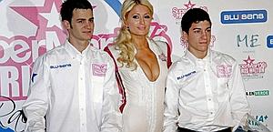 Paris Hilton con i due piloti del team. Reuters