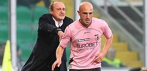 Massimo Maccarone e il tecnico rosanero Delio Rossi. Ansa