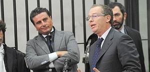 Un momento della deposizione di Enrico Ceniccola, sotto lo sguardo attento di Massimo De Santis. LaPresse Un momento della deposizione di Enrico Ceniccola, sotto lo sguardo attento di Massimo De Santis. LaPresse