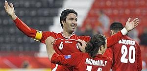 Iman Mobali festeggiato dopo il gol all'Iraq. Ap