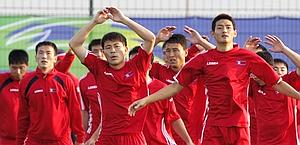 La nazionale nordcoreana durante l'allenamento a Doha. Reuters