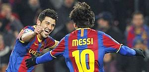 David Villa fa festa con Lionel Messi. Reuters