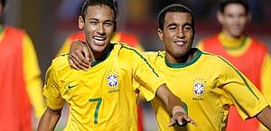 Lucas (a destra) esulta con Neymar nel 'sub-20'. Ap