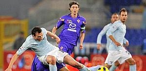 Kozak atterrato da Kroldrup: sarà il rigore dell'1-0. Ansa Kozak atterrato da Kroldrup: sarà il rigore dell'1-0. Ansa