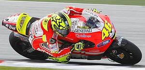Valentino Rossi e la sua Ducati in pista a Sepang. Reuters
