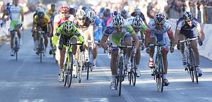 La volata potente di Viviani. Bettini