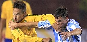 A sinistra Neymar Da Silva, 19 anni, stella del Santos. Ap