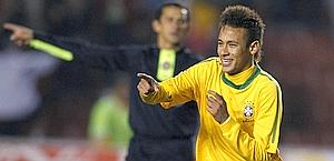 Neymar esulta dopo uno dei suoi due gol. Reuters