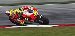 Valentino Rossi e la sua Ducati soltanto undicesimi. Ansa
