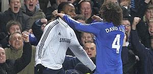 David Luiz abbraccia Drogba. Reuters
