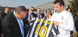 Del piero col ministro degli Esteri di Israele. LaPresse Del piero col ministro degli Esteri di Israele. LaPresse