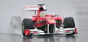 Alonso in azione sul bagnato di Montmelo'. Ap