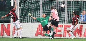 Goian va in gol nella difesa immobile rossonera. LaPresse Goian va in gol nella difesa immobile rossonera. LaPresse