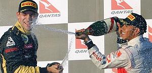 Hamiton, a destra, e Petrov, secondo e terzo a Melbourne. Reuters Hamiton, a destra, e Petrov, secondo e terzo a Melbourne. Reuters