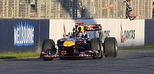 Vettel taglia da trionfatore il traguardo dell'Albert Park. Epa