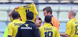 La maglia del lungodegente Bellucci sventolata da Greco dopo il gol. LaPresse