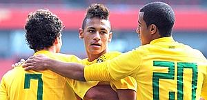 Neymar tra Elano e Lucas. Epa