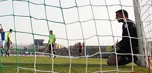 Uno sconsolato Emiliano Viviano al Rigamonti. Ansa Uno sconsolato Emiliano Viviano al Rigamonti. Ansa