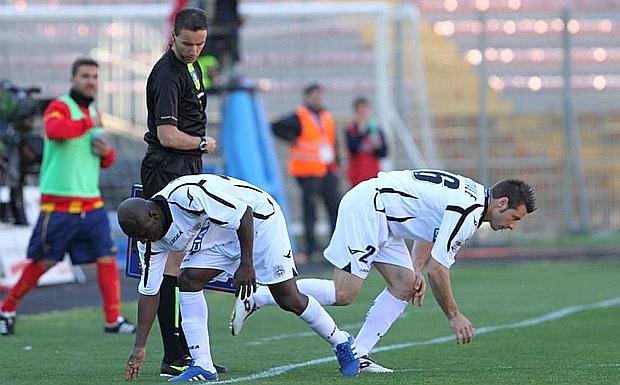 Perso qualcosa? - Lecce-Udinese: Armero lascia il campo per far posto a Giovanni Pasquale, sotto lo sguardo del quarto uomo. LaPresse