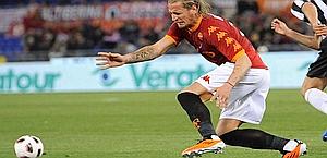 Il momento dell'infortunio di Mexes. Ansa Il momento dell'infortunio di Mexes. Ansa