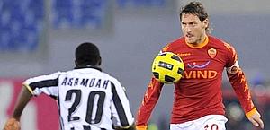 Totti sommerso dai compagni. Ansa Totti sommerso dai compagni. Ansa