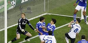 Thiago Motta segna per l'Inter: non basterà. Reuters Thiago Motta segna per l'Inter: non basterà. Reuters