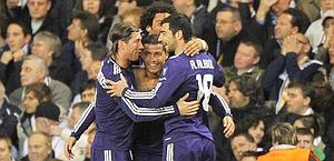 Il Real abbraccia Ronaldo. Ansa Il Real abbraccia Ronaldo. Ansa