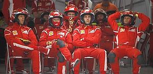 Il team Ferrari al box del Gran Premio di Cina. Reuters