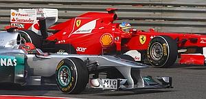 Michael Schumacher sorpassa Fernando Alonso. LaPresse