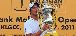 Matteo Manassero col trofeo vinto domenica in Malesia. Afp