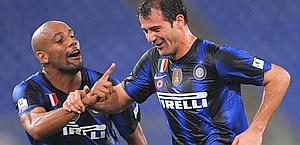 Maicon festeggia Stankovic. Epa Maicon festeggia Stankovic. Epa