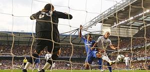 Uno dei due gol di Malouda, protagonista nella vittoria del Chelsea. Reuters