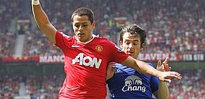Hernandez a duello con Baines in Manchester-Everton. Reuters 