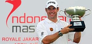 Westwood col trofeo vinto domenica in Indonesia. Ansa