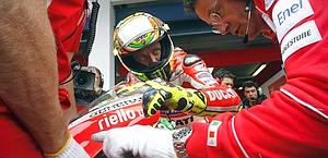 Rossi a colloquio coi tecnici Ducati. Ap
