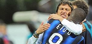 L'abbraccio tra Leonardo ed Eto'o. Ansa L'abbraccio tra Leonardo ed Eto'o. Ansa