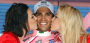 Alberto Contador si gode la maglia rosa e le miss. Afp