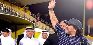 Maradona saluta il pubblico dell'Al Wasl sabato a Dubai. Afp