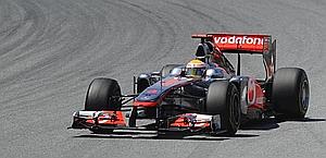 Hamilton in azione con la sua McLaren. Ap