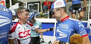 Tyler Hamilton, 40 anni, e Lance Armstrong, 39, nel 2003. Ap
