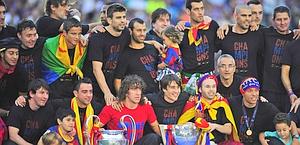 I giocatori posano con la Coppa al Camp Nou. Reuters