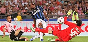 Il primo gol di Samuel Eto'o. Ansa Il primo gol di Samuel Eto'o. Ansa