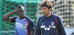 Buffon con Mario Balotelli a Coverciano. Ansa